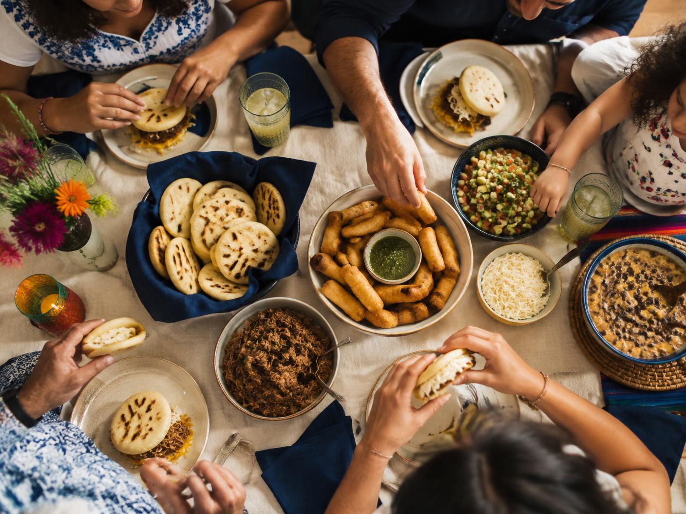 Mesa compartida con gastronomía venezolana